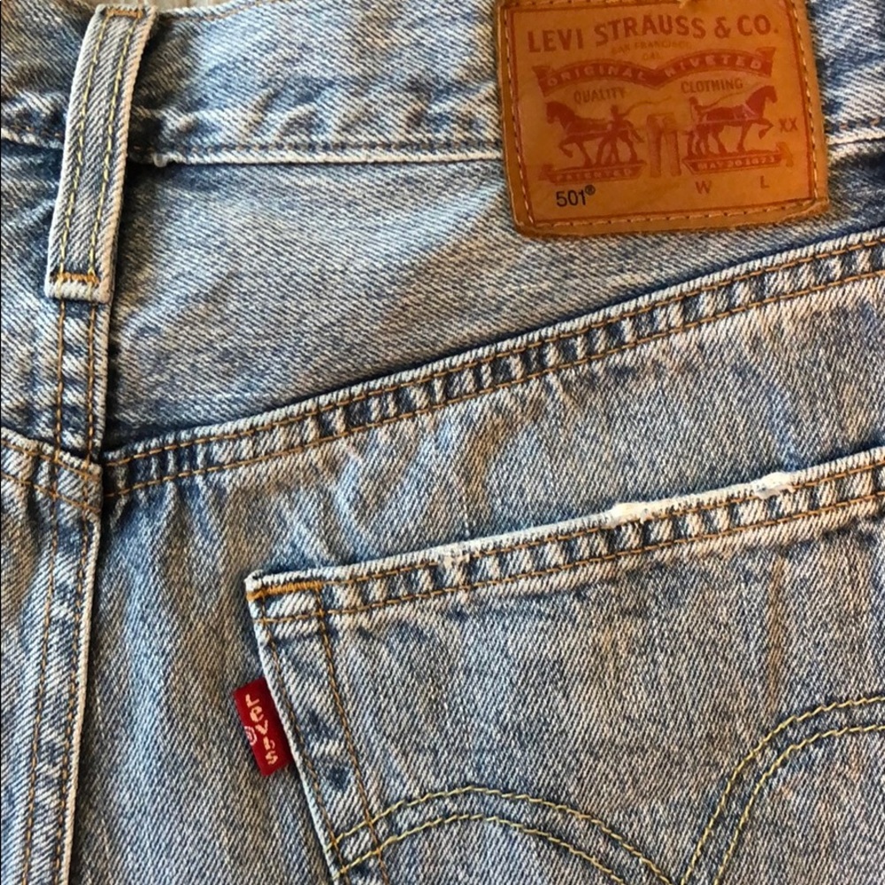 Levi high waisted 501 jean shorts - Picture 3 of 4